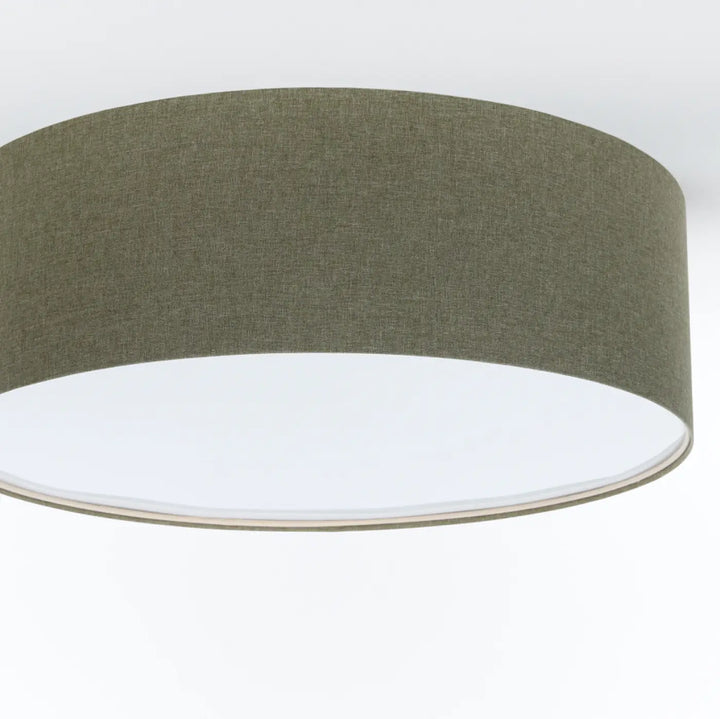 Luminaire plafonnier drum en tissu texturé vert olive avec intérieur blanc pour une ambiance boho élégant
