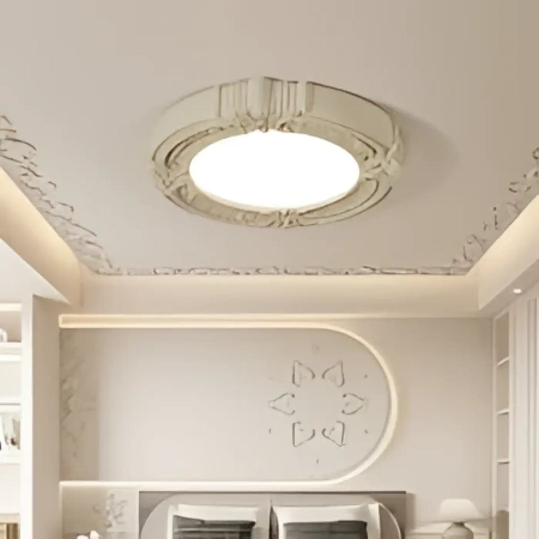 Luminaire plafonnier rosalia avec cadre blanc orné et centre en verre dépoli pour un plafonnier artistique élégant