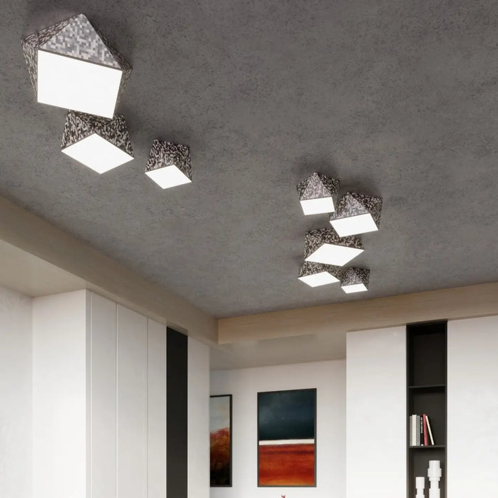 Plafonnier hexa argent avec motifs géométriques noir et blanc sur extérieur facetté pour intérieur moderne