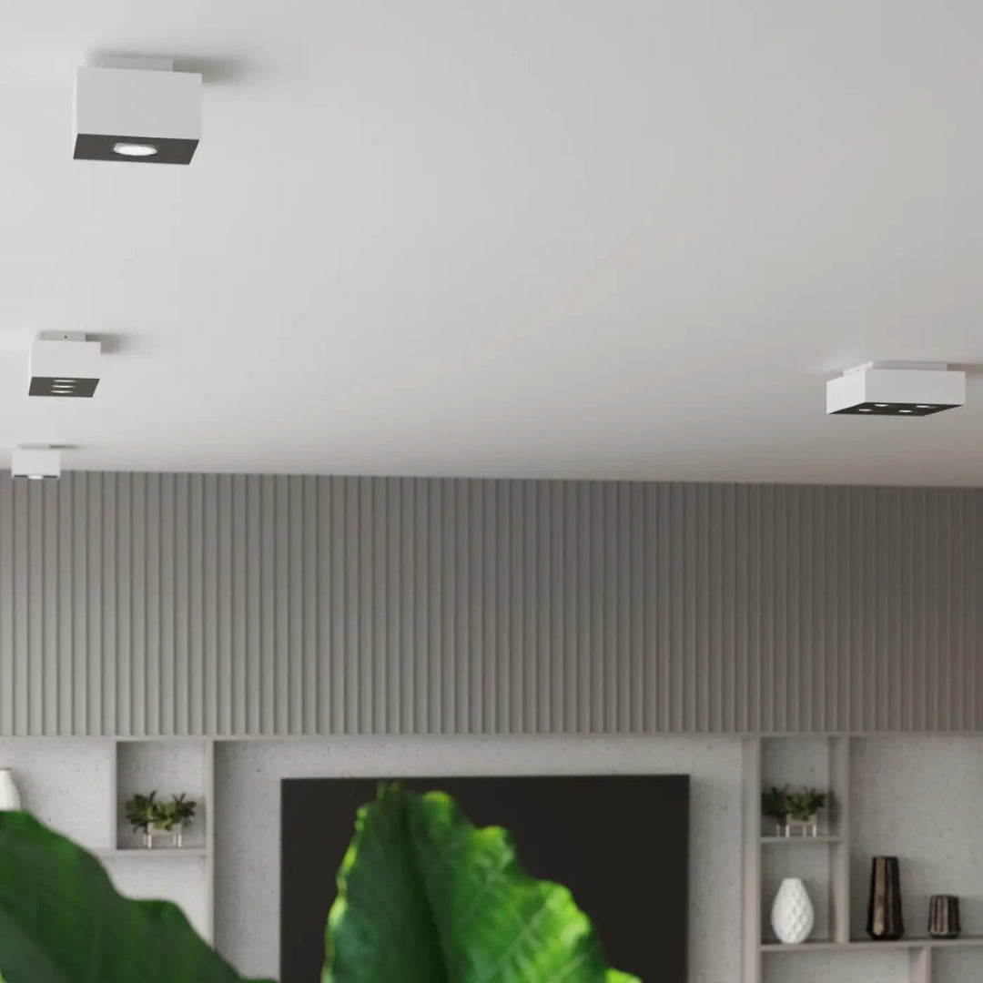Plafonnier moderne mono blanc avec spots allongés noirs élégant pour un éclairage intérieur contemporain