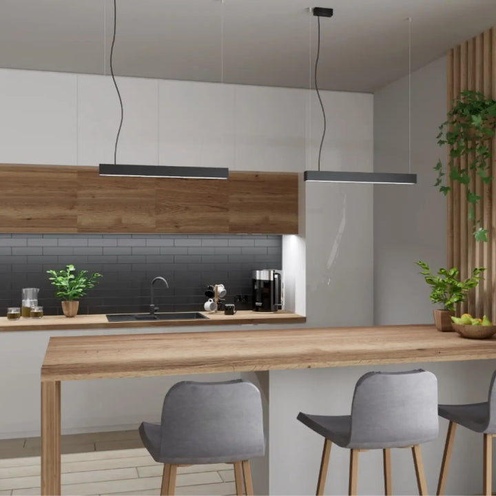 Luminaire plafonnier collection pinne 150 4000k gris avec suspensions linéaires noires au-dessus dîlot bois et paramètres d’éclairage ajustables