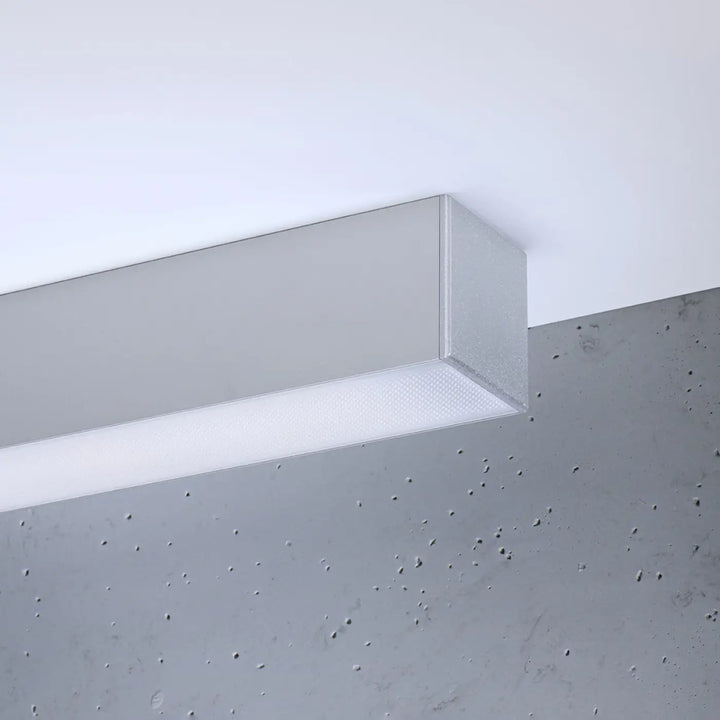 Luminaire plafonnier pinne 150 gris avec finition métallique argentée et illumination diffuse blanc 4000k paramètres déclairage