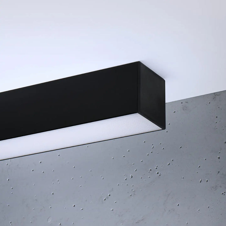 Luminaire plafonnier pinne 150 noir avec finition mate et paramètres d’éclairage 4000k de la collection pinne en différentes tailles