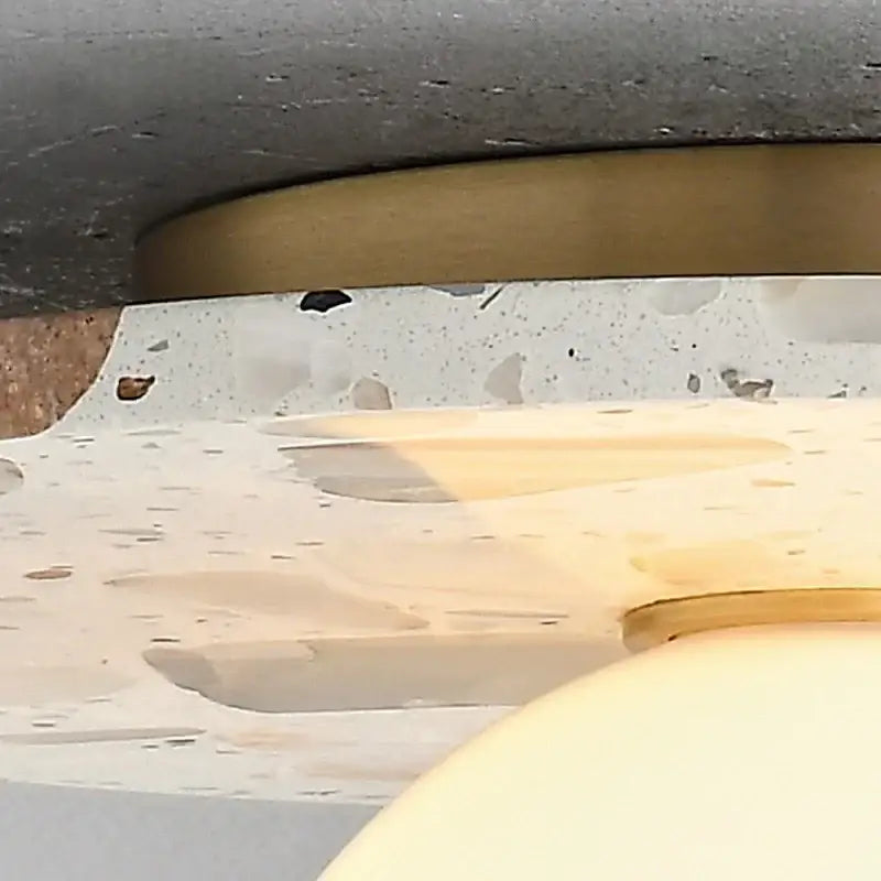 Luminaire Plafonnier En Marbre Blanc Avec Une Boule Élégance