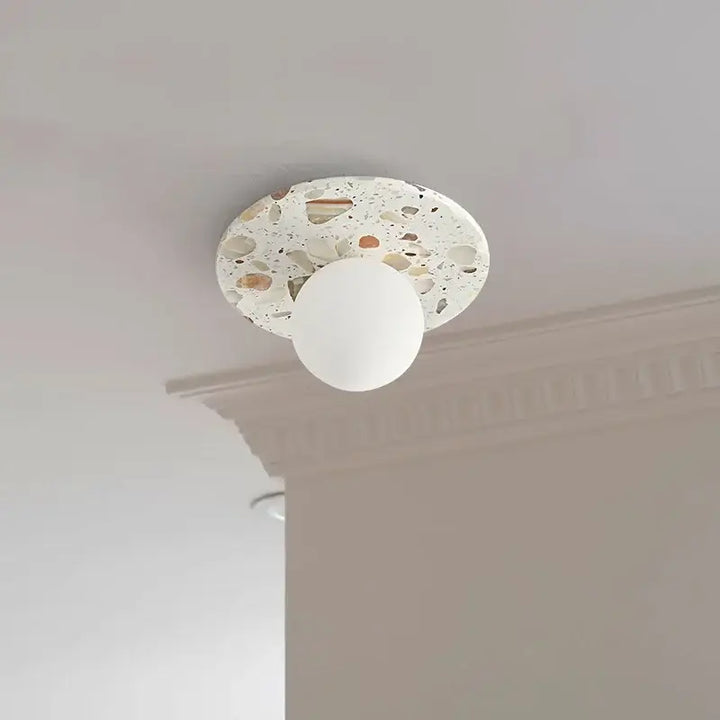 Luminaire Plafonnier En Marbre Blanc Avec Une Boule Élégance