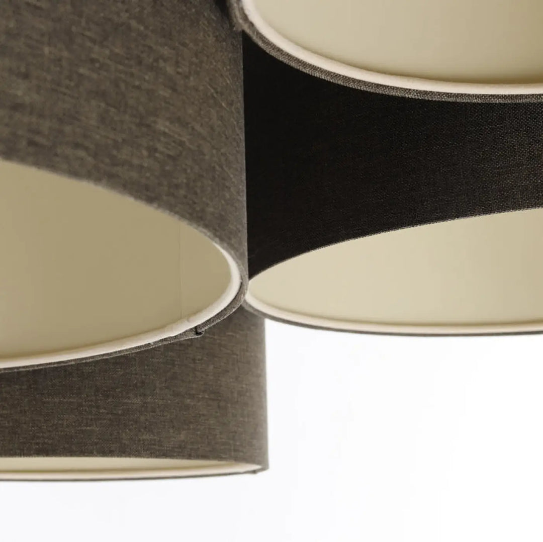 Luminaire plafonnier 4 flames boho élégant avec abat-jours en tissu texturé gris foncé et noir, intérieur crème naturel