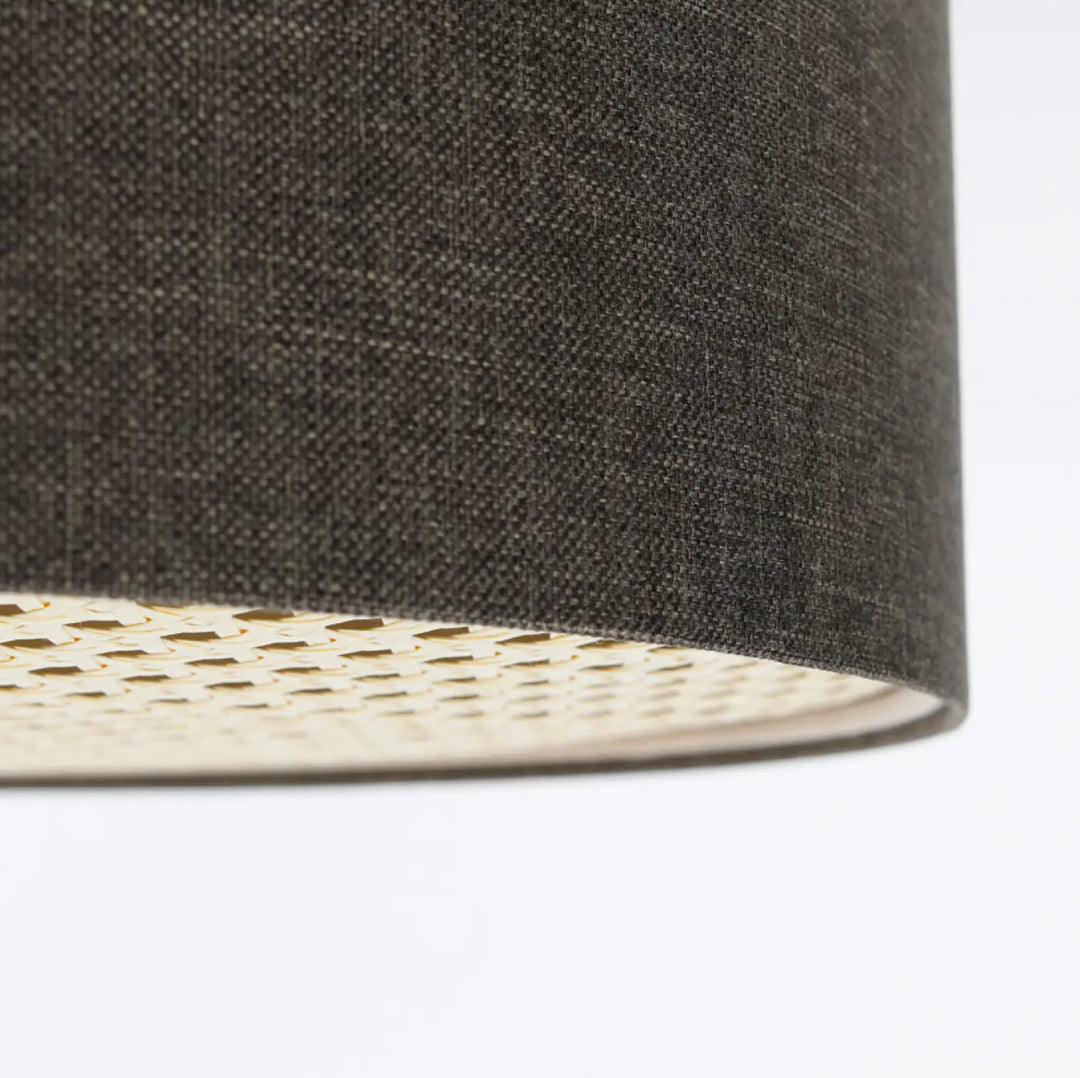 Luminaire plafonnier boho elegant gris marron avec abat-jour en tissu gris foncé texturé et intérieur en rotin tressé