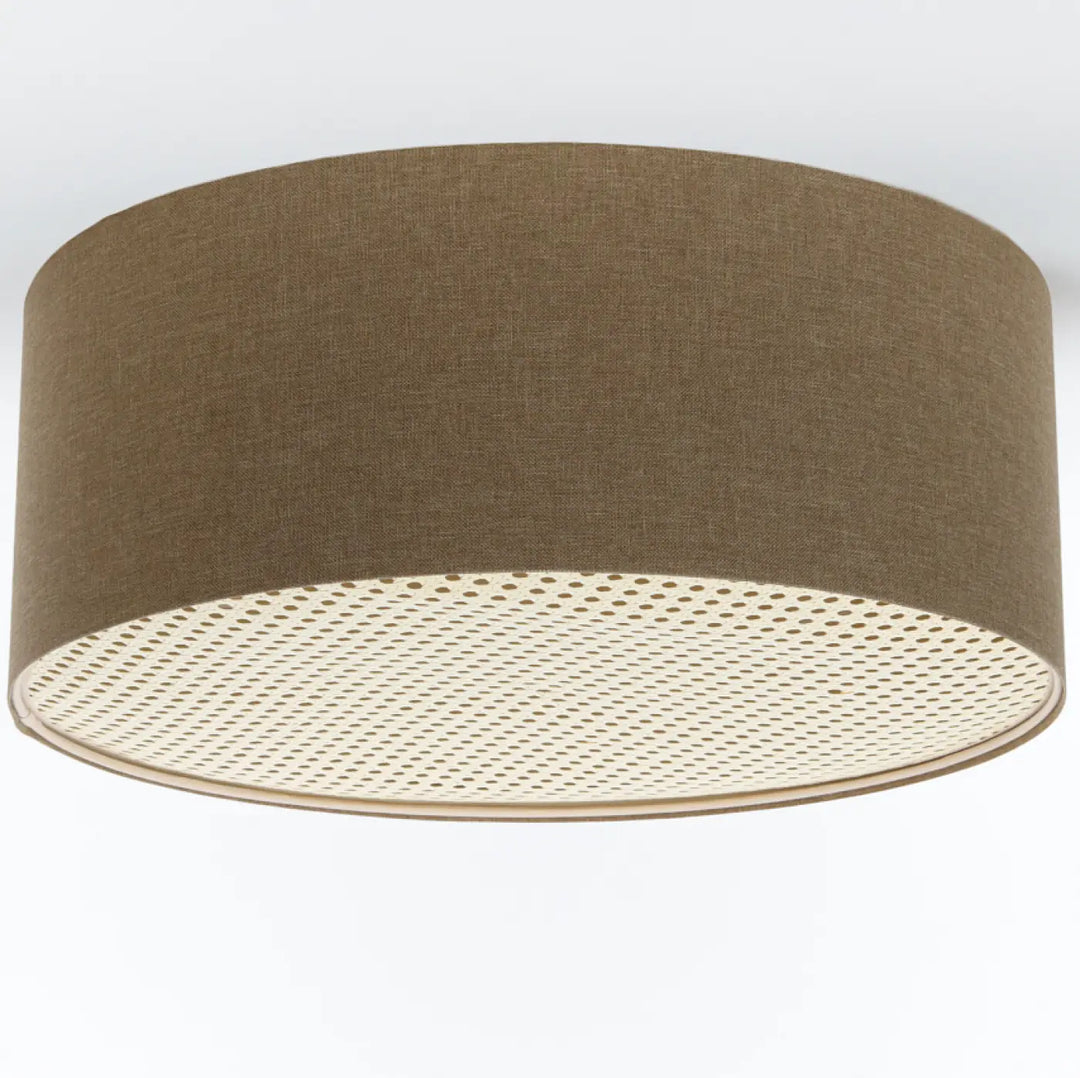Luminaire plafonnier boho elegant marron sable avec un abat-jour cylindrique en tissu beige et doublure crème perforée