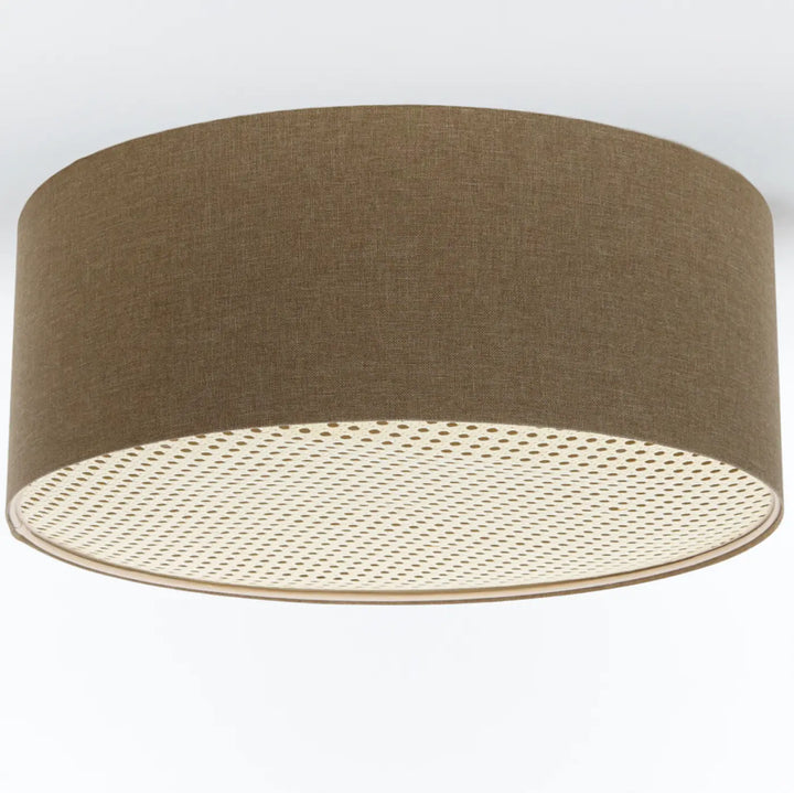 Luminaire plafonnier boho elegant marron sable avec un abat-jour cylindrique en tissu beige et une doublure perforée crème