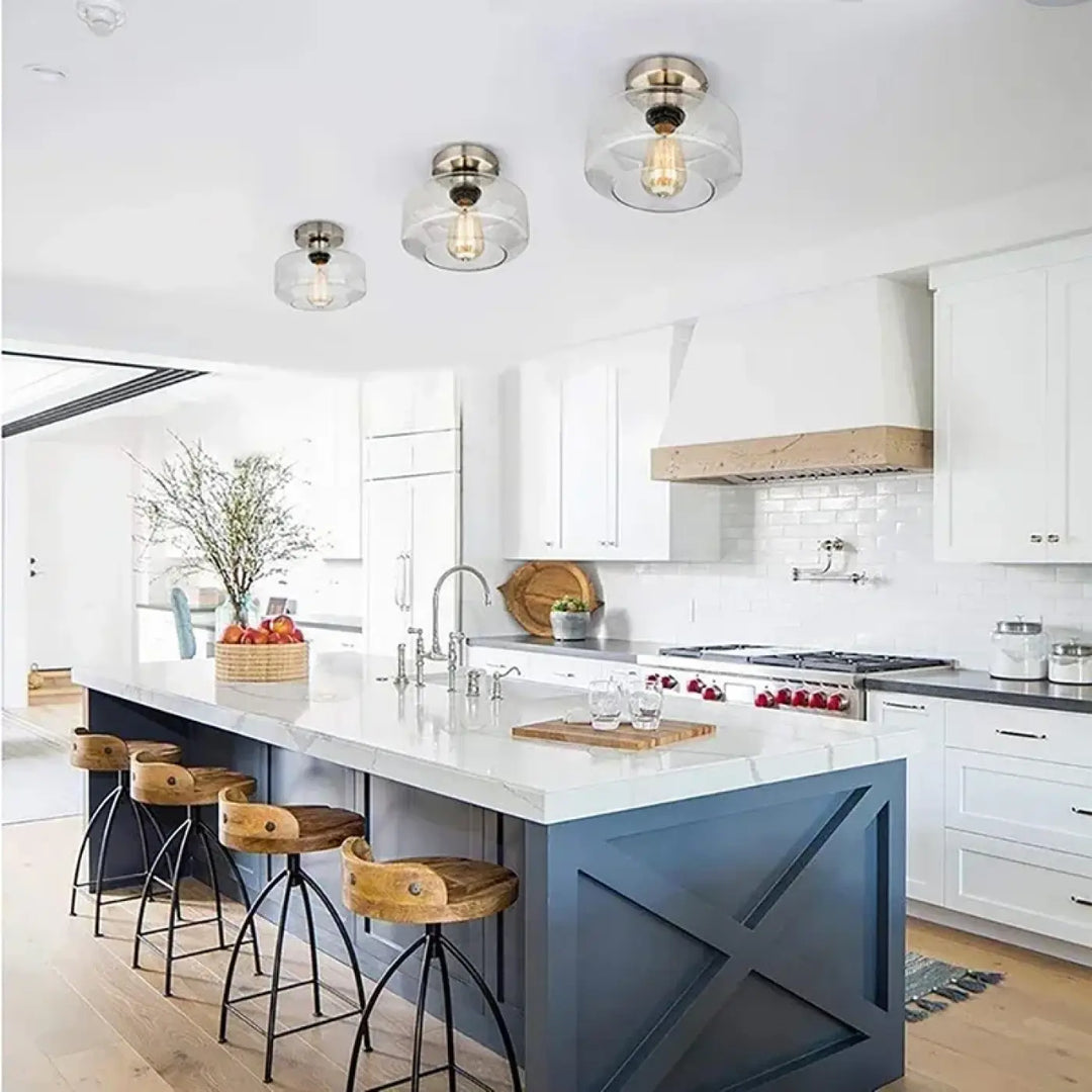 Trois luminaires plafonniers alto en globe de verre moderne avec armatures en nickel brossé suspendus au plafond