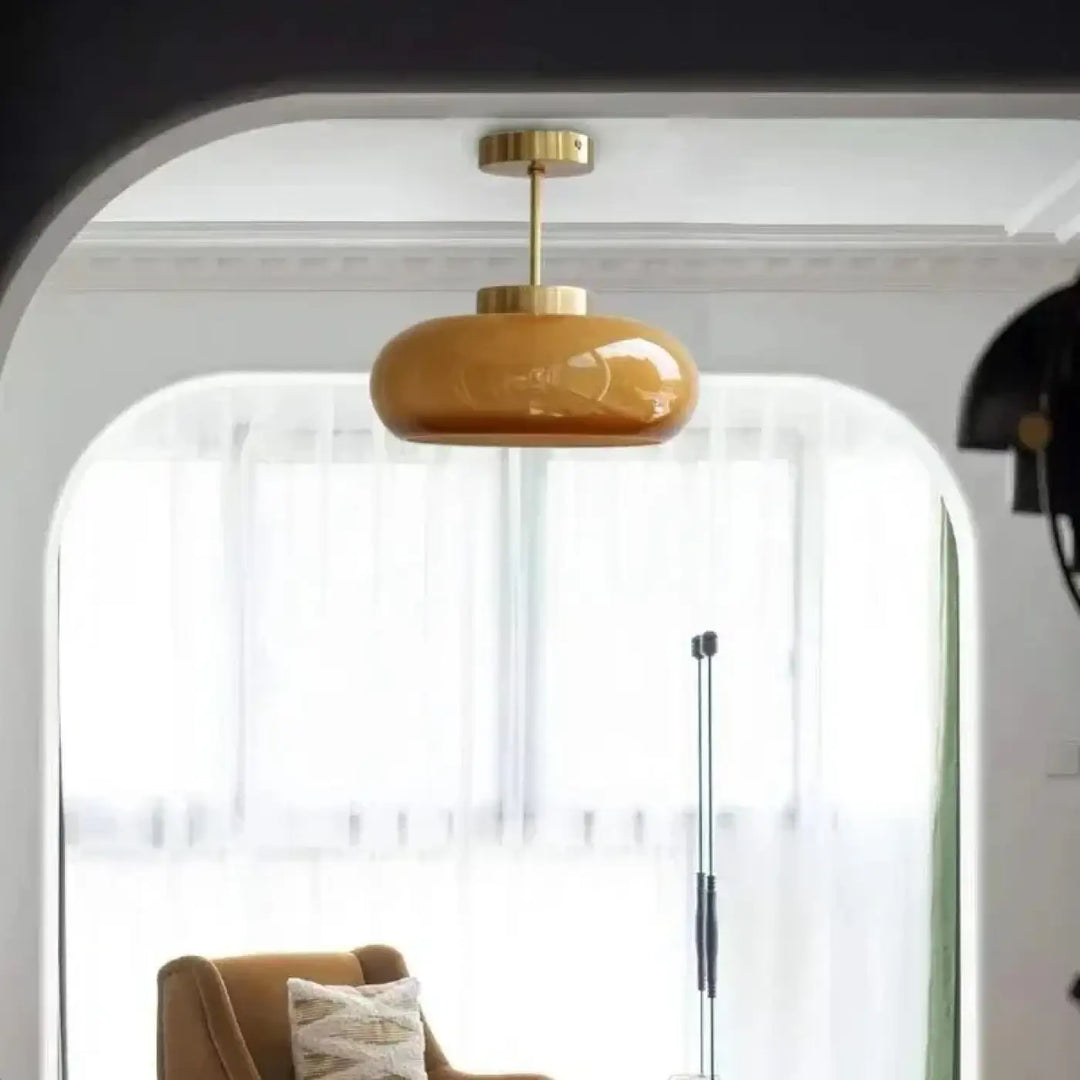 Luminaire plafonnier moderne solis en verre ambré et finition laiton poli au design minimaliste élégant