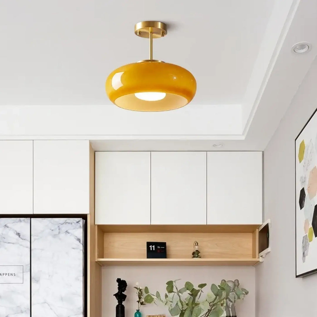 Luminaire plafonnier moderne solis avec abat-jour en verre ambré brillant et structure en métal finition laiton