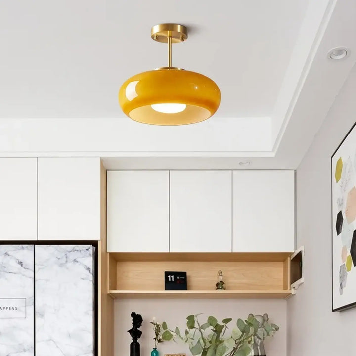 Luminaire plafonnier moderne solis avec abat-jour en verre ambré brillant et structure en métal finition laiton