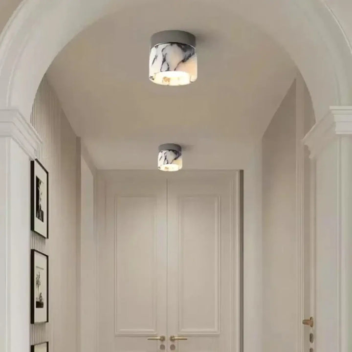 Luminaire plafonnier moderne marbré avec base grise élégante pour un éclairage intérieur contemporain