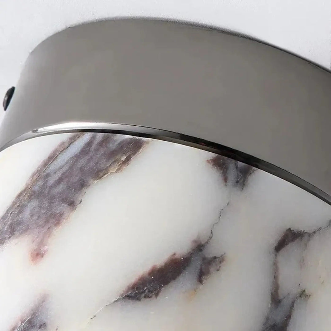 Luminaire plafonnier gapis i avec un design moderne marbré avec bord en chrome poli et corps blanc veiné