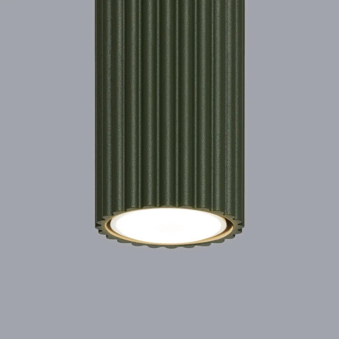 Plafonnier karbon allie vert olive en forme cylindrique avec diffuseur doré à bords festonnés et design minimaliste