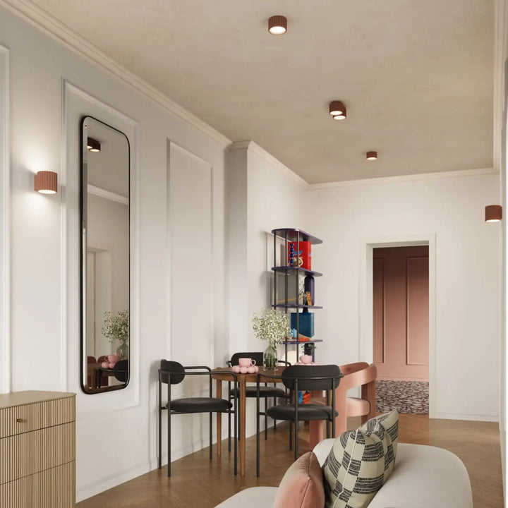 Luminaire plafonnier aura 1 moka avec forme unique inspirée dans un coin repas minimaliste en bois et métal noir
