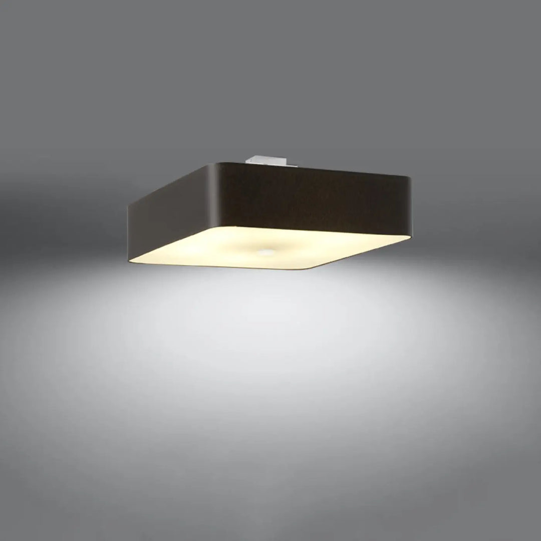 Luminaire plafonnier lokko 55 noir avec contour distinct et couleurs classique diffusant une lumière chaude et uniforme