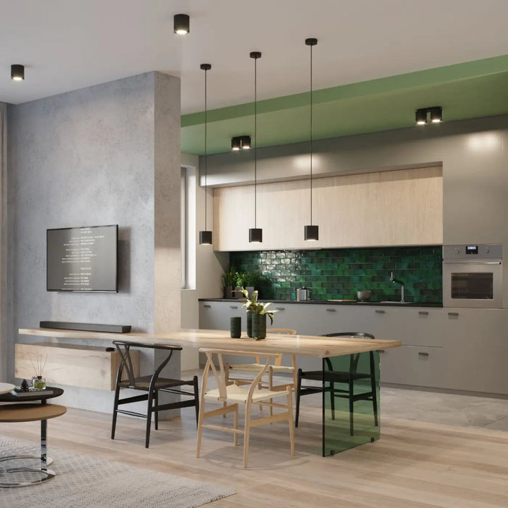 Plafonnier orbis noir suspendu dans une cuisine moderne avec crédence verte et meubles en bois naturel