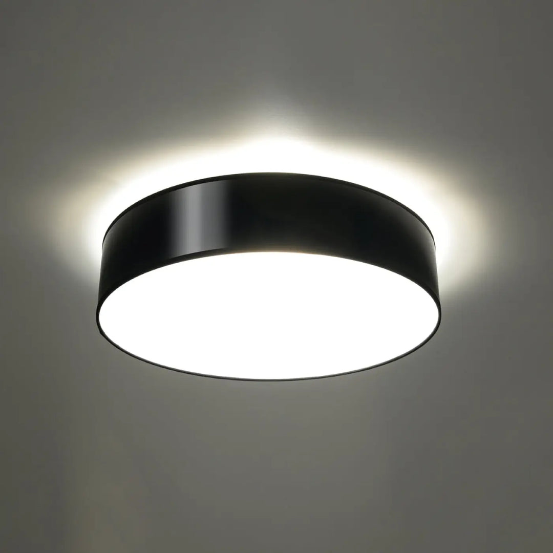Plafonnier rond arena 55 noir avec éclairage polyvalent et forme riche au centre lumineux blanc éclatant