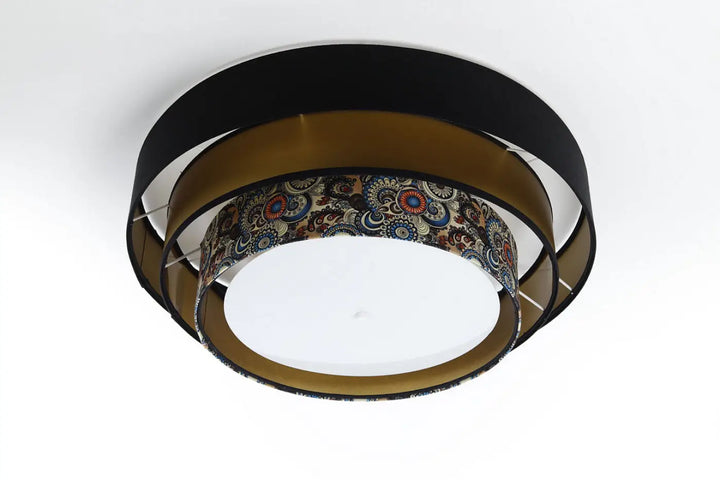 Luminaire plafonnier noir avec anneaux concentriques en métal noir et doré et diffuseur central orné multicolore triniti elegant