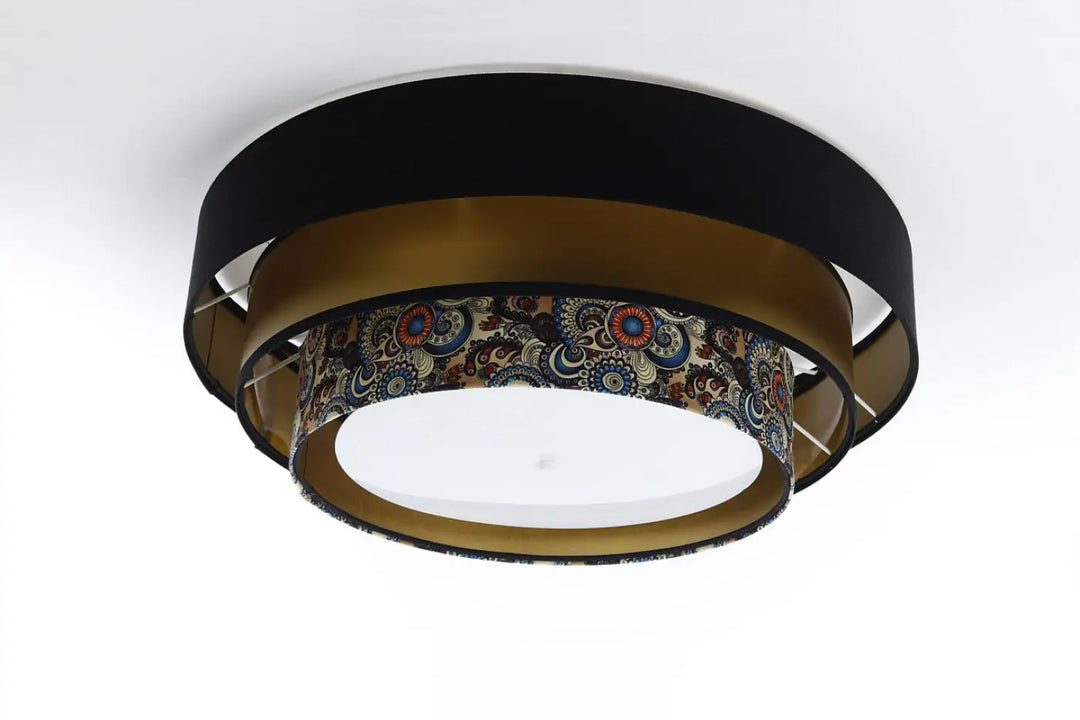 Luminaire plafonnier noir triniti elegant avec anneau extérieur noir, bande intérieure dorée et abat-jour en tissu paisley multicolore