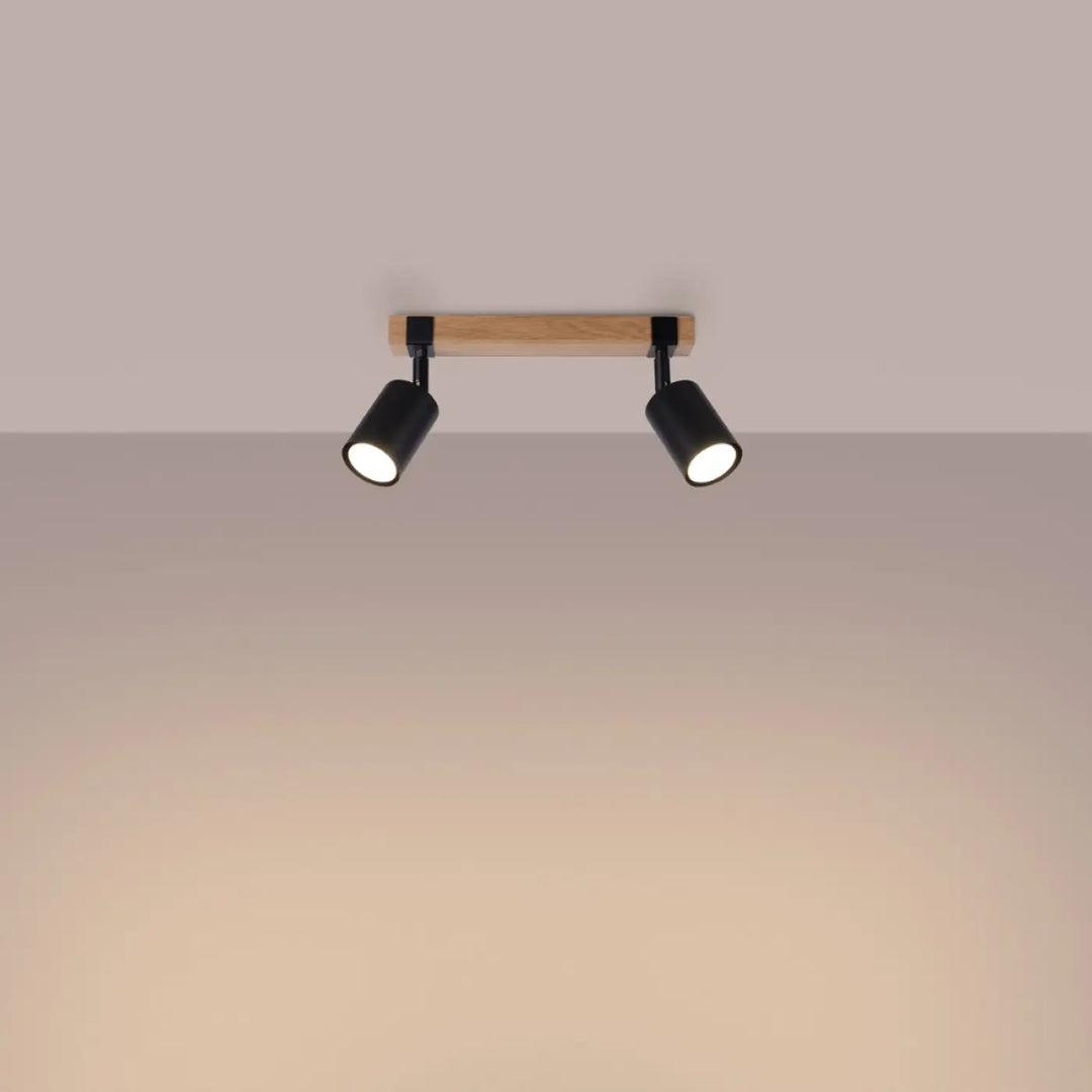 Lampe directionnelle fager noir avec abat-jours orientables fixée sur une barre en bois naturel luminiare plafonnier