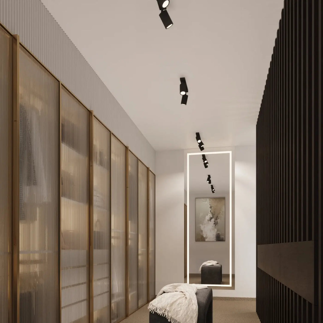 Luminaire plafonnier karbon allie noir avec ampoules gu10 interchangeables et design minimaliste monté au plafond blanc