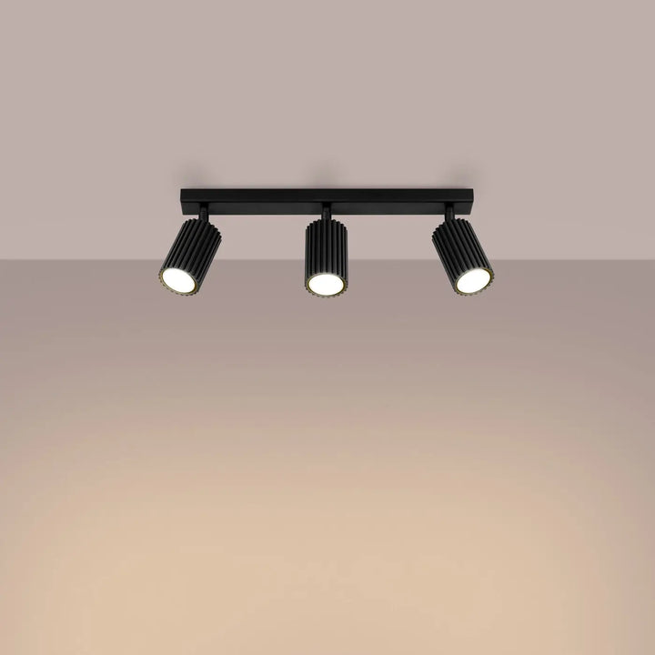 Plafonnier karbon allie noir avec trois spots cylindriques nervurés et ampoules gu10 interchangeables aux lignes subtiles