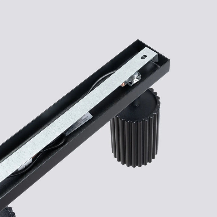 Plafonnier karbon allie noir avec lignes subtiles et ampoules gu10 interchangeables pour un éclairage moderne