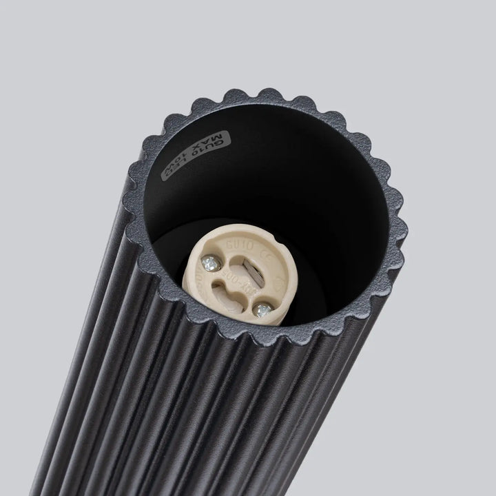 Plafonnier karbon noir en texture avec rainures et bord scallopé équipé d’une douille e27 pour ampoules gu10 interchangeables design minimaliste