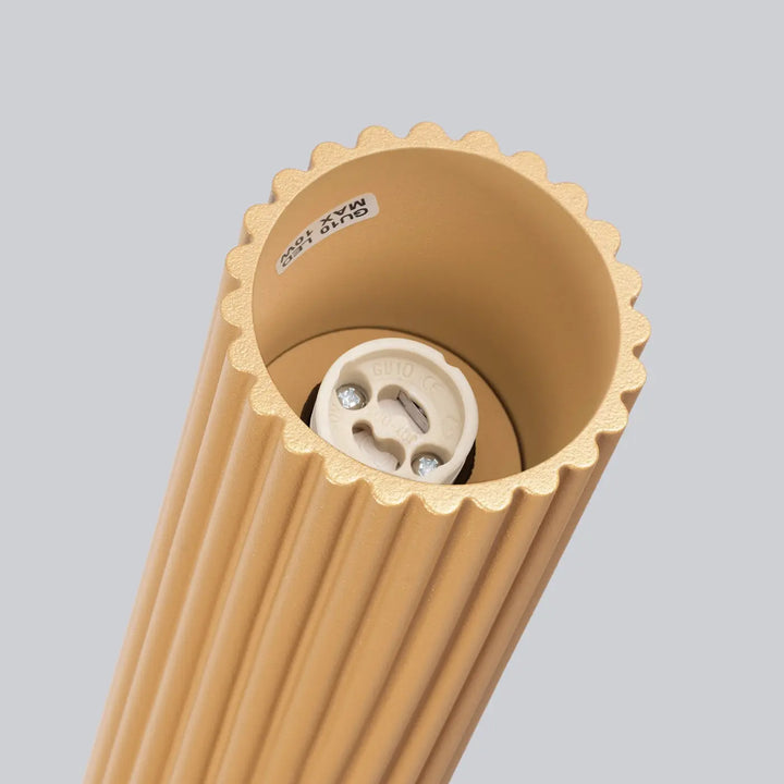Plafonnier karbon 20 or avec abat-jour beige côtelé à bord festonné et douille ampoules gu10 interchangeables e27 design minimaliste