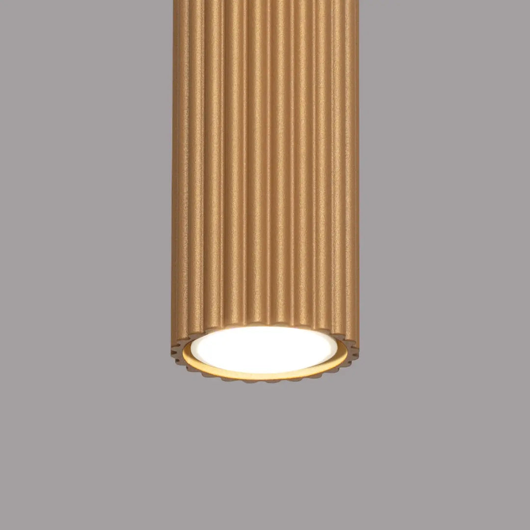 Luminaire plafonnier karbon allie en finition or avec texture cannelée verticale et base circulaire éclairée design minimaliste