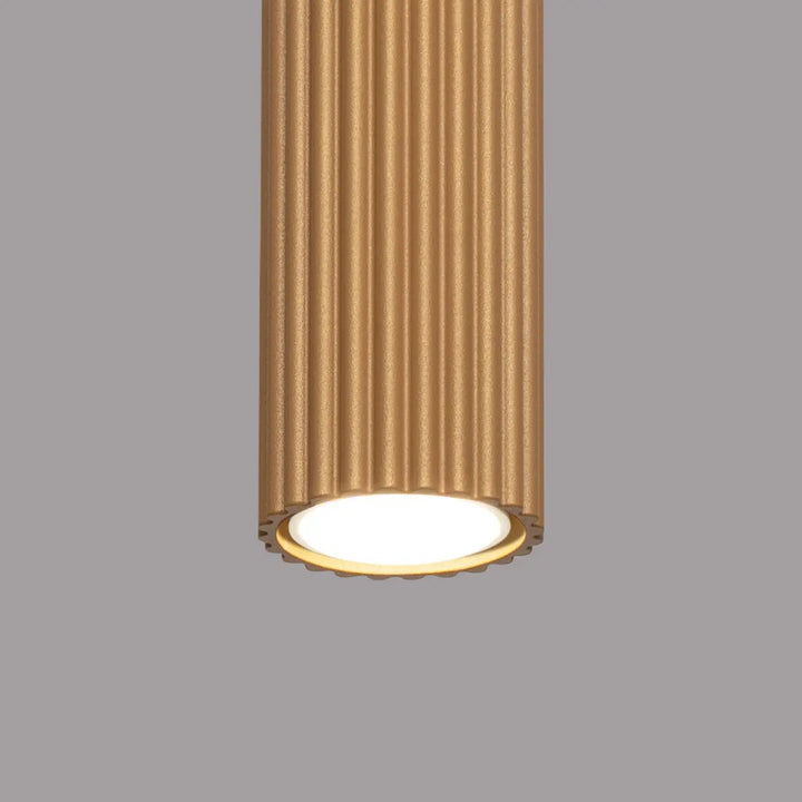 Luminaire plafonnier karbon allie en finition or avec texture cannelée verticale et base circulaire éclairée design minimaliste
