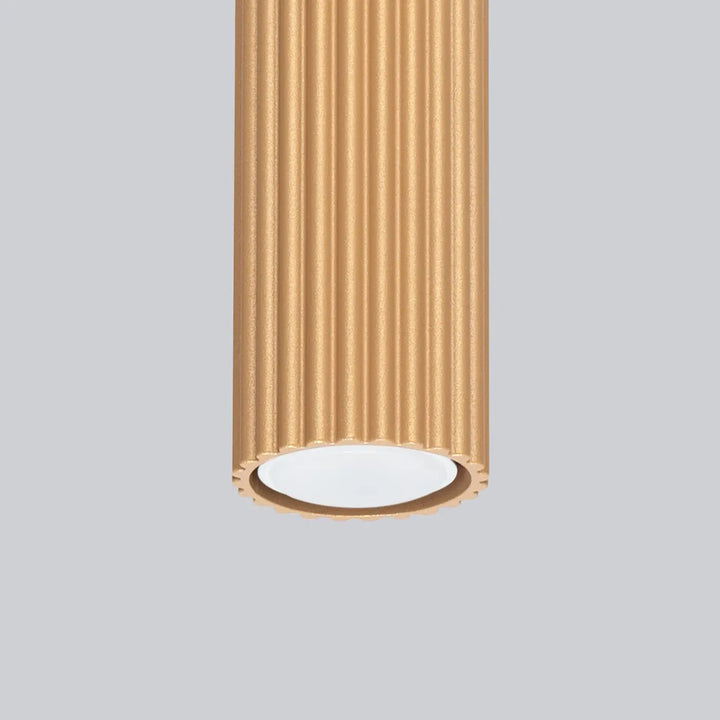 Plafonnier karbon allie design minimaliste en or avec corps cylindrique cannelé verticalement et diffuseur blanc circulaire
