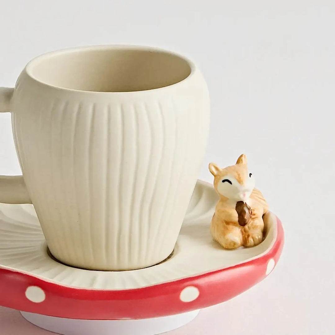 Tasse fantaisie en céramique crème à texture nervurée avec soucoupe champignon rouge à pois blancs et statuette écureuil pour plafonnier original
