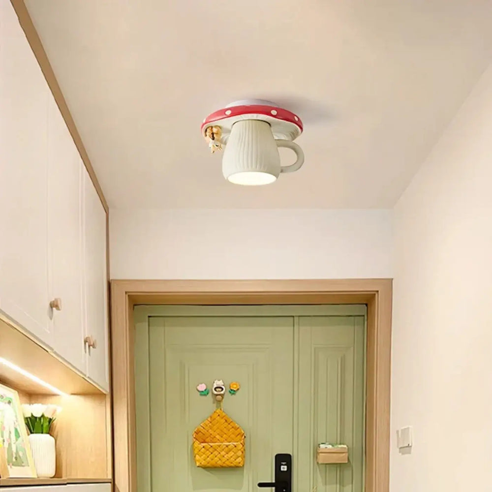 Plafonnier original en forme de tasse fantaisie en céramique blanche avec bord rouge à pois et accents dorés