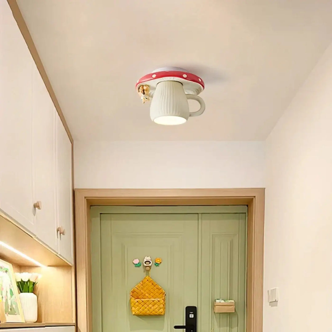 Plafonnier original en forme de tasse fantaisie en céramique blanche avec bord rouge à pois et accents dorés