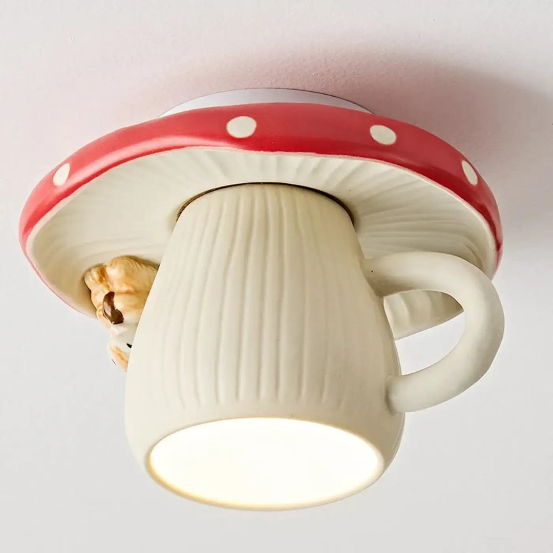 Luminaire plafonnier original en forme de tasse fantaisie avec chapeau rouge à pois et corps crème nervuré