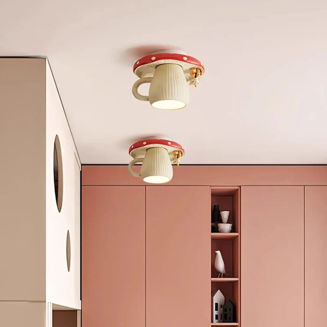 Plafonnier cupy en céramique crème avec chapeau de champignon rouge à pois et accents dorés luminaire plafonnier original tasse fantaisie