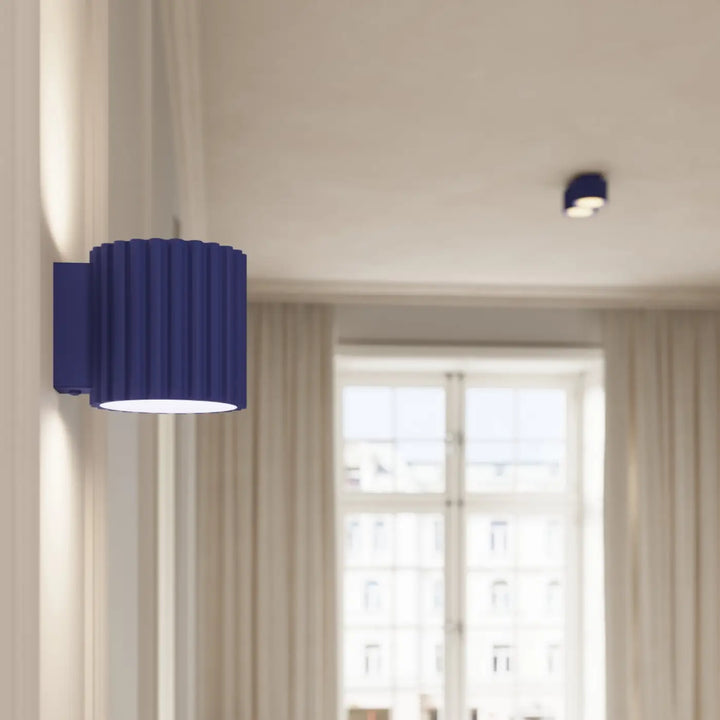 Luminaire plafonnier aura 1 outremer en forme unique inspirée avec applique murale cylindrique côtelée bleu profond