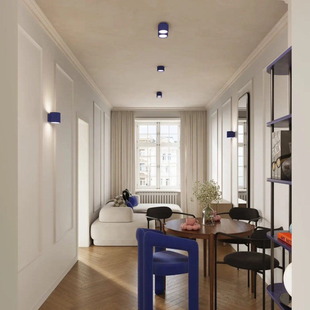Luminaire plafonnier aura 1 outremer avec forme unique inspirée en bleu vibrant et finition mate moderne