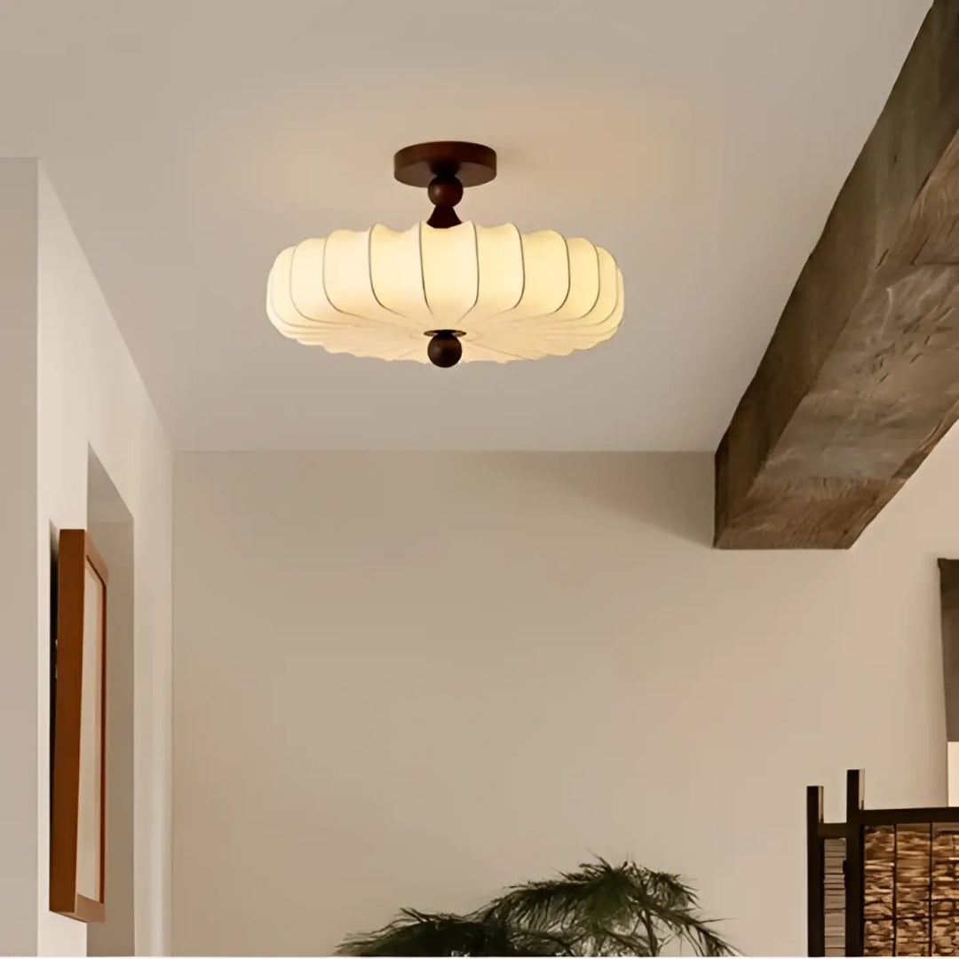 Luminaire plafonnier japandi rubana avec abat-jour en papier plissé couleur crème et support en métal bronze foncé
