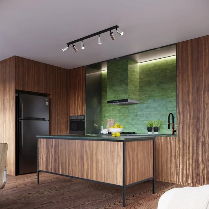 Plafonnier winx 4l noir avec finition métal chrome suspendu au-dessus d’un îlot de cuisine moderne en bois grain