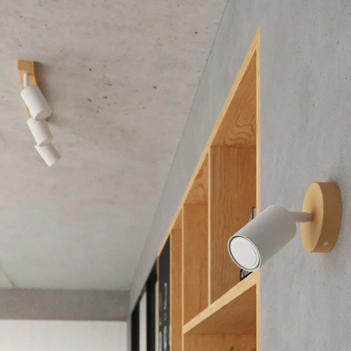 Luminaire plafonnier verdo 4 design moderne avec spot mural blanc mat et base circulaire finition bois clair
