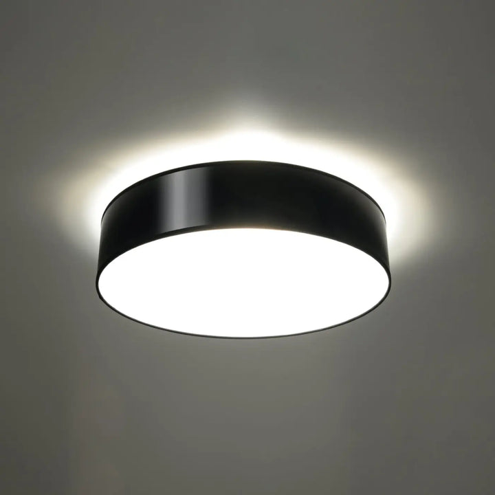 Luminaire plafonnier noir allumé, vue rapprochée
