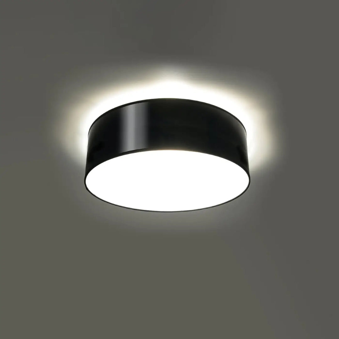 Luminaire plafonnier noir allumé, vue rapprochée