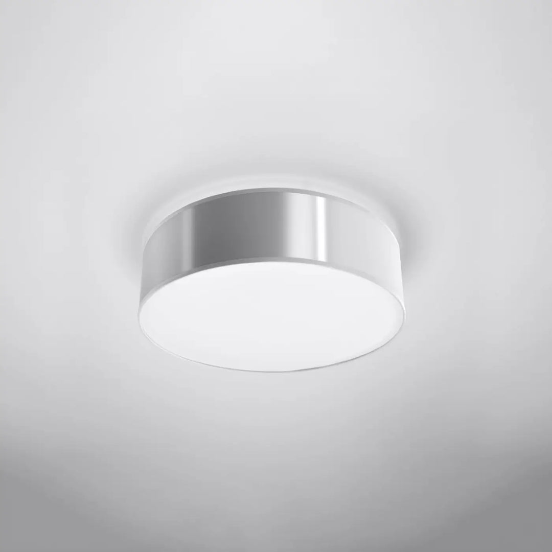 Luminaire plafonnier gris éteint, vue rapprochée