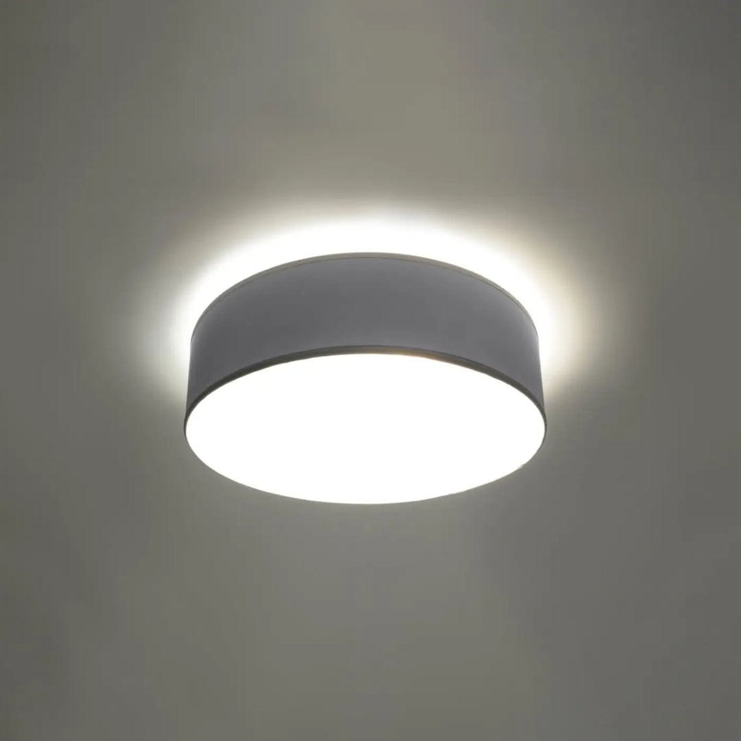 Luminaire plafonnier gris allumé, vue rapprochée