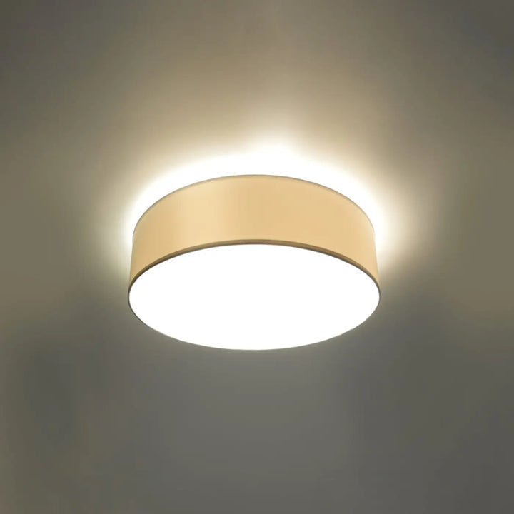 Luminaire plafonnier blanc allumé, vue rapprochée